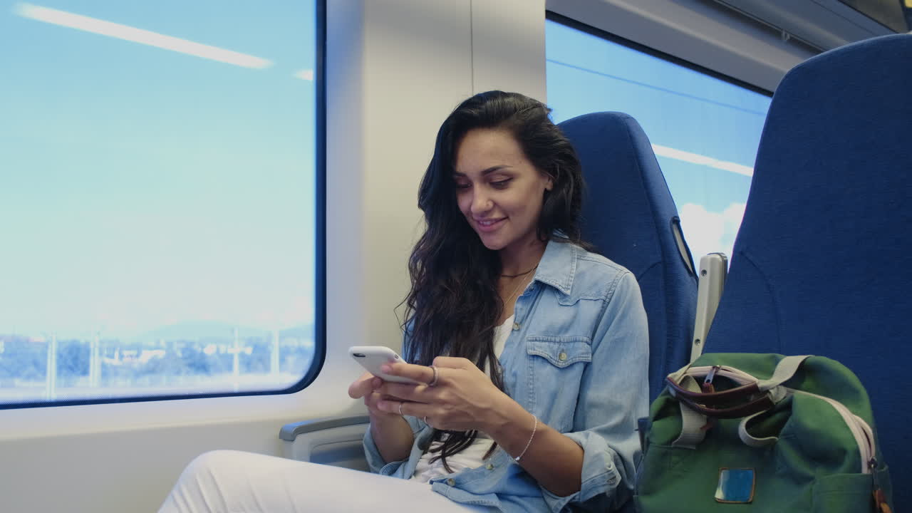 mujer usando un teléfono inteligente en un tren