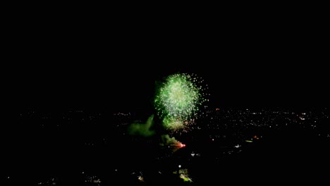 Toma-Aérea-De-Los-últimos-Fuegos-Artificiales-Explotando-Al-Final-Del-Espectáculo-En-Escocia.