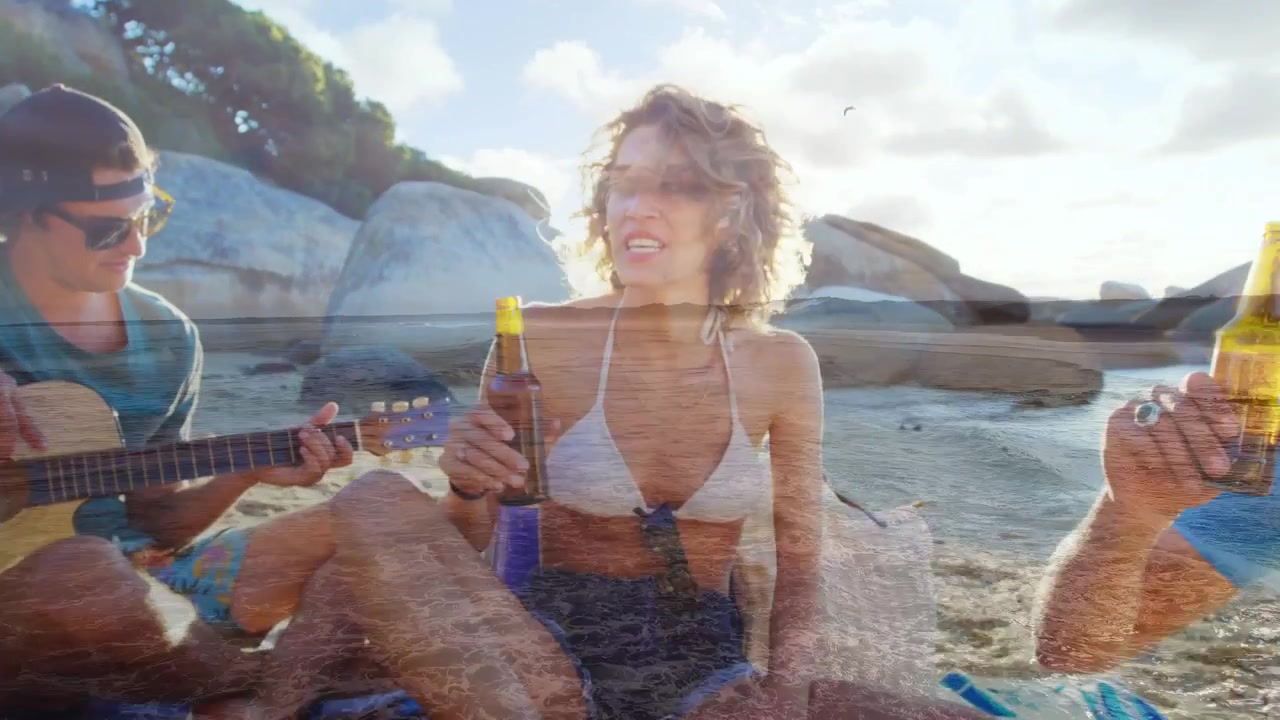 Animazione di amici e amiche diversi che bevono birra su un paesaggio marino