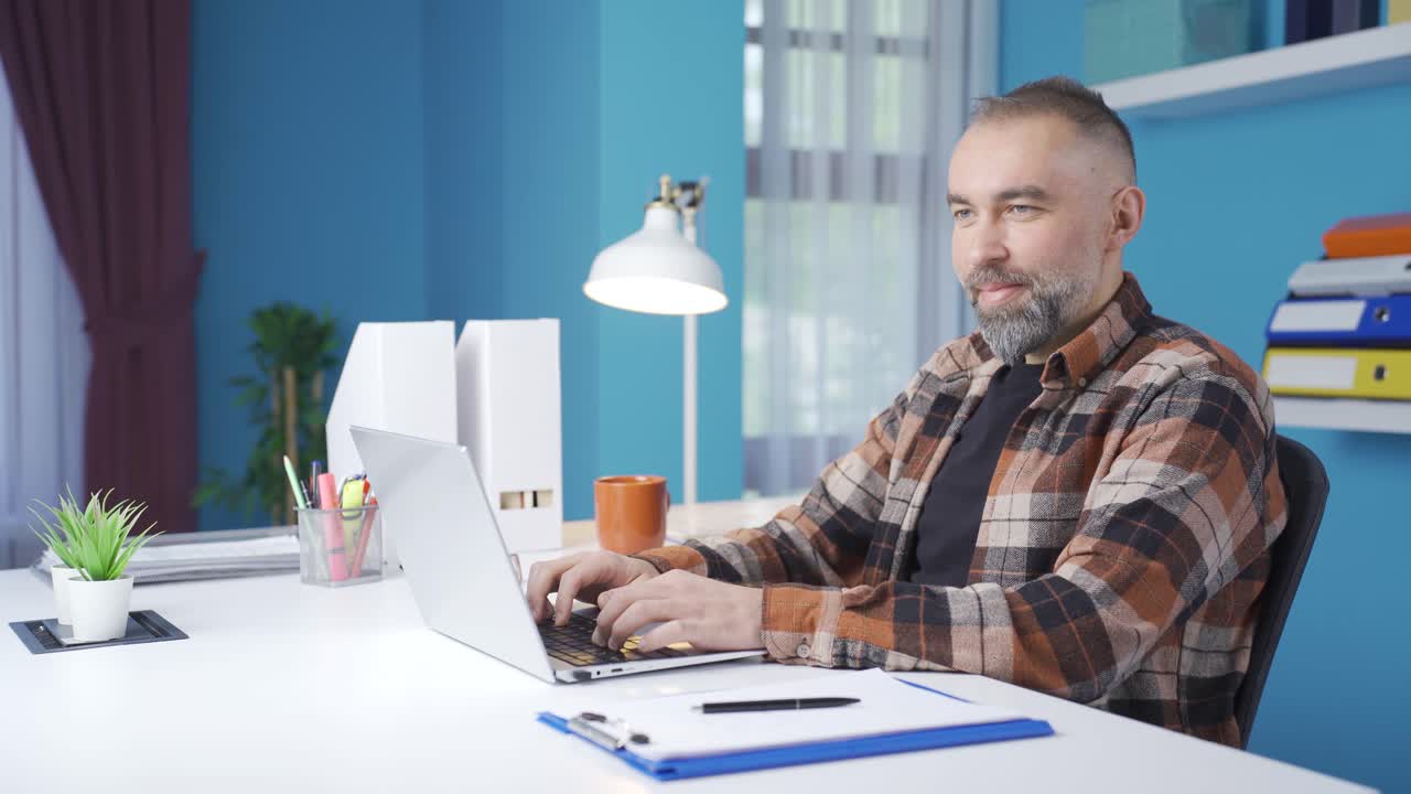 un hombre independiente satisfecho con la aprobación del trabajo.