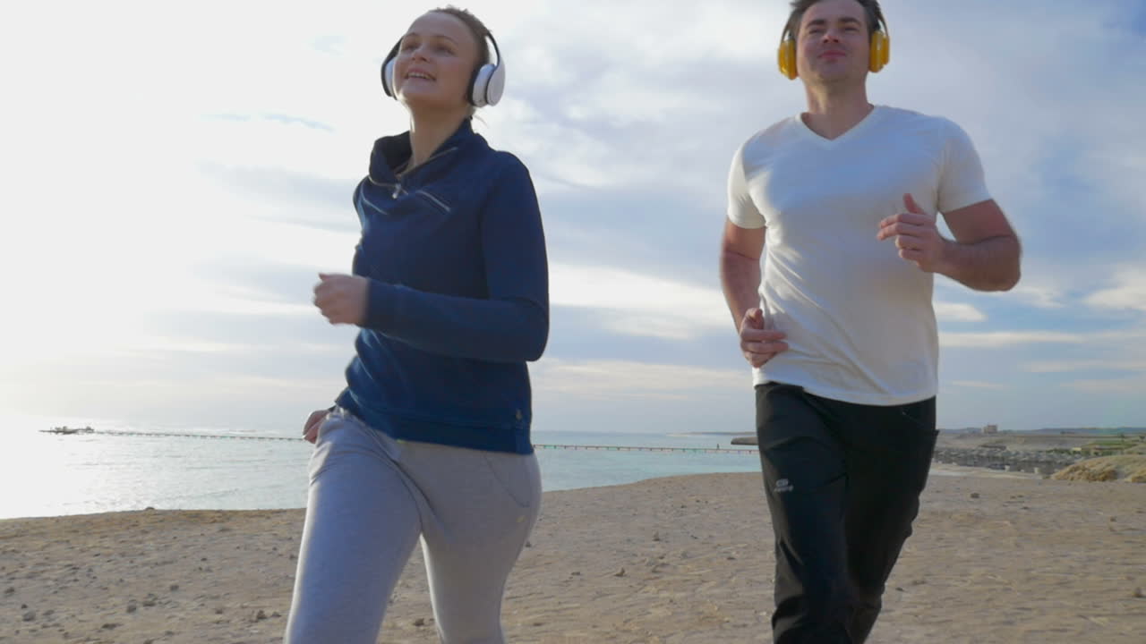 pareja corriendo en la playa