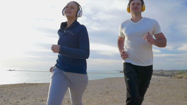 пара бегает по пляжу