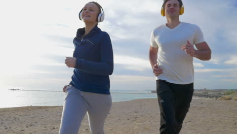 pareja corriendo en la playa