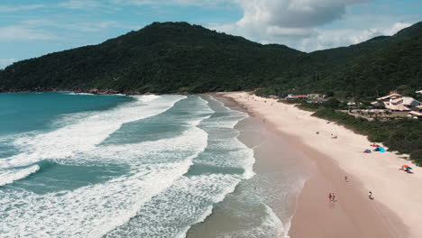 drone avance sobre impresionantes olas azules, capturando la belleza serena de la danza rítmica del océano