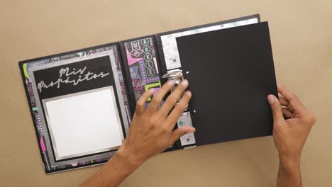 adding black paper page to new year planner ring binder in spanish