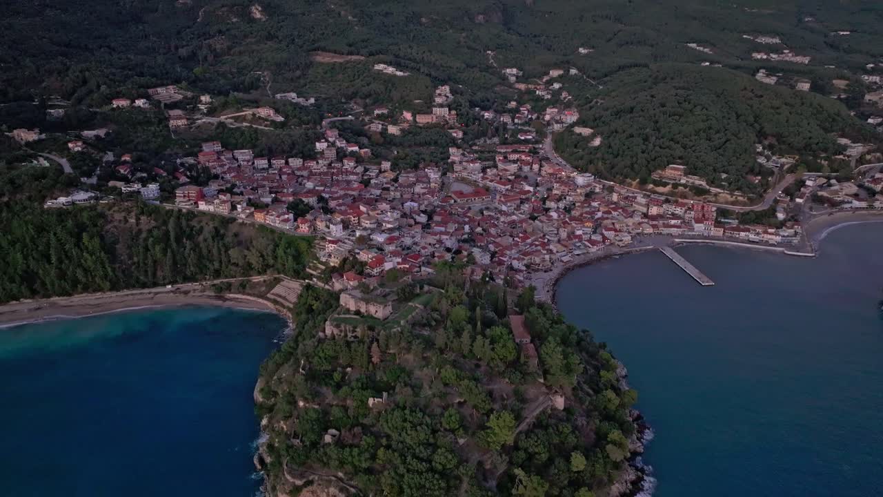 Parga sahili üzerinde altın gün batımı ışığıyla yıkanan Venedik kalesi