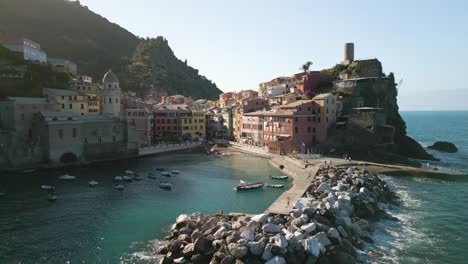 puerto de vernazza, cinque terre, italia - disparo bajo de un dron