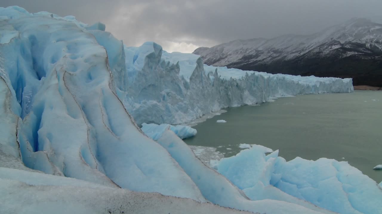 una toma estacionaria desde el borde de un glaciar