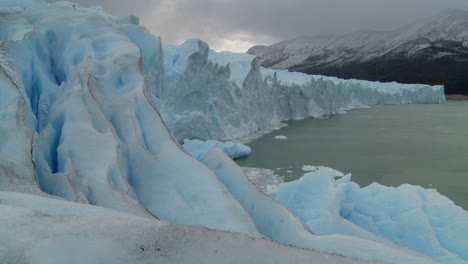 una toma estacionaria desde el borde de un glaciar