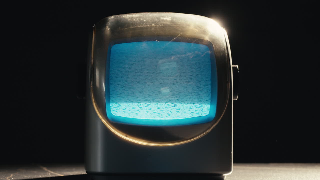 tv retro, televisión vintage en una configuración nostálgica, una tv retro muestra grano en la pantalla, dispositivo aterrador de la noche de halloween bueno para la llave de croma y la pantalla verde. imágenes de alta calidad 4k