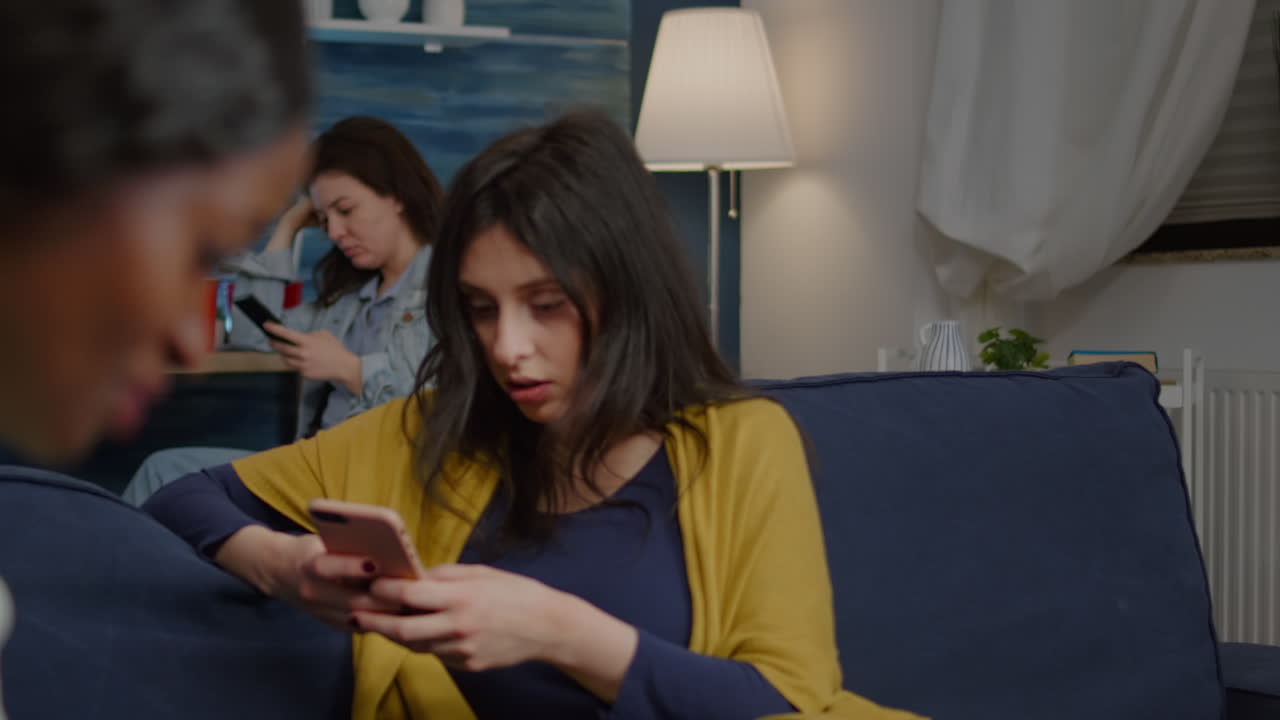 엇갈린 인종의 사람들이 밤 늦게 함께 어울리고 있습니다.