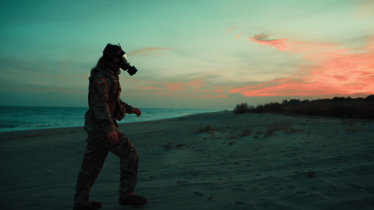 Soldato che cammina su una spiaggia contaminata dalle radiazioni di un attacco nucleare al tramonto