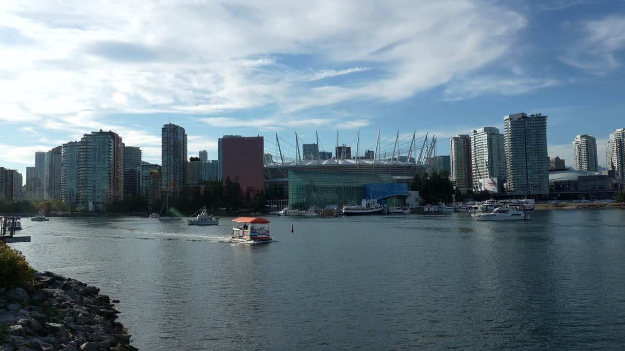 Panorama urbano del lungomare di Vancouver con il BC Place Stadium