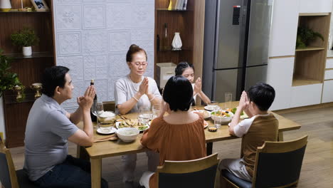 Asian-family-praying.