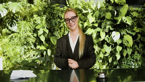 la recepcionista rubia detrás del mostrador