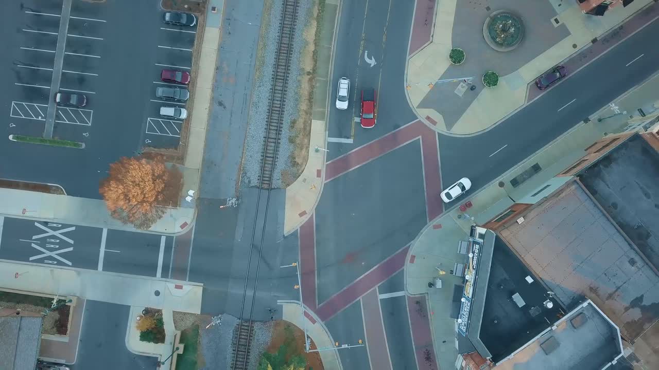 toma aérea de seguimiento de un automóvil en el centro.