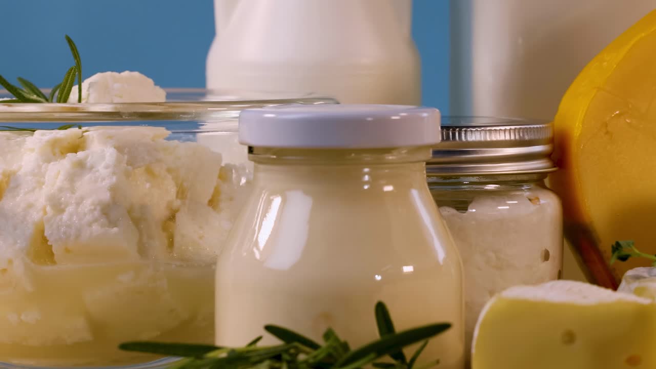 varios productos lácteos dispuestos en una mesa