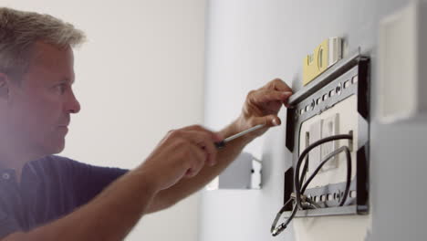 hombre montando soporte para televisión de pantalla plana en la pared disparado en r3d