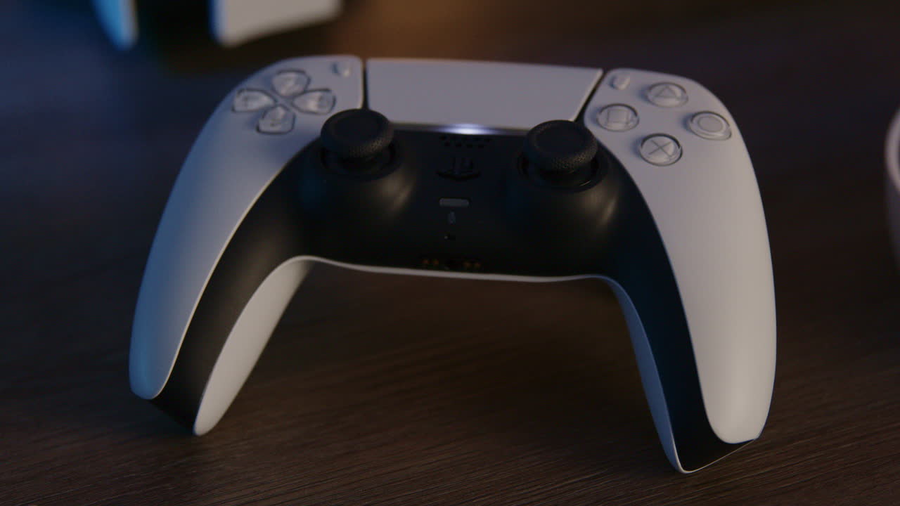 controller ps5 in una stanza a led rgb di notte, mettendo a fuoco lentamente da vicino