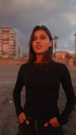 mujer en la playa durante la puesta del sol