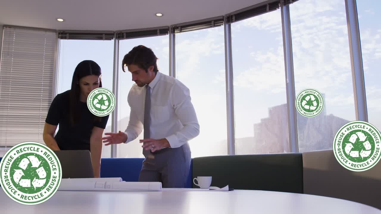 Animación de iconos de reciclaje sobre compañeros de trabajo diversos (hombres y mujeres) en la oficina.