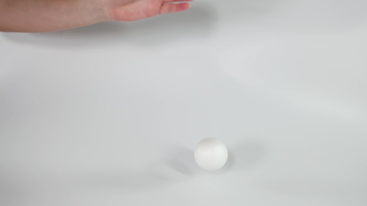 손은 표면에 부드러운 공을 떨어뜨립니다.