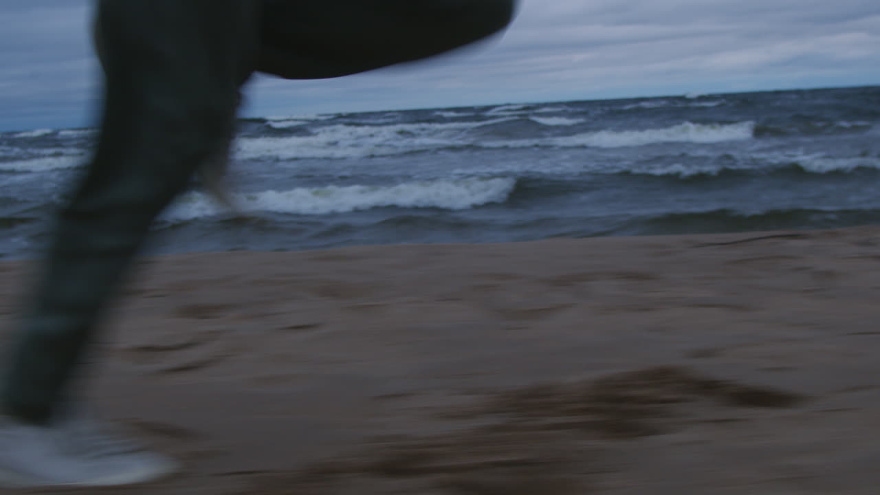 correr en la orilla del mar en condiciones de viento
