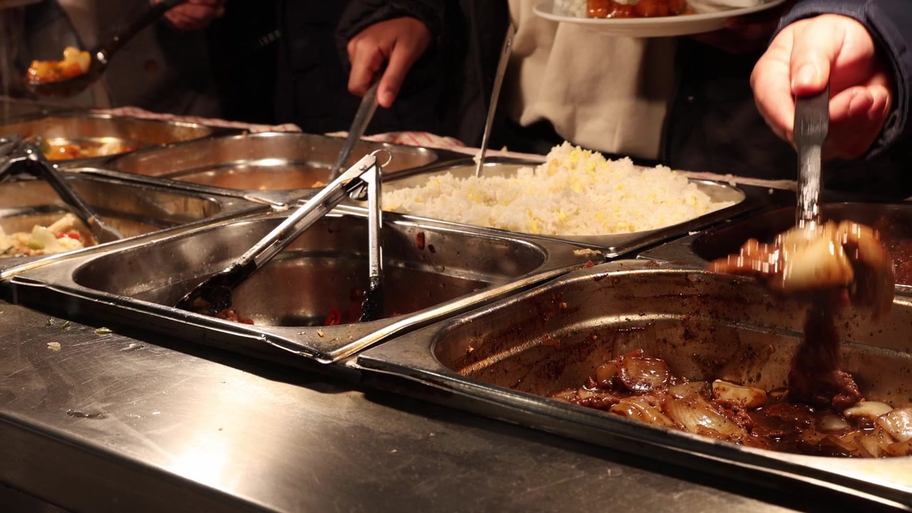 Ristorante self-service a buffet di cibo asiatico, primo piano di persone che prendono il cibo