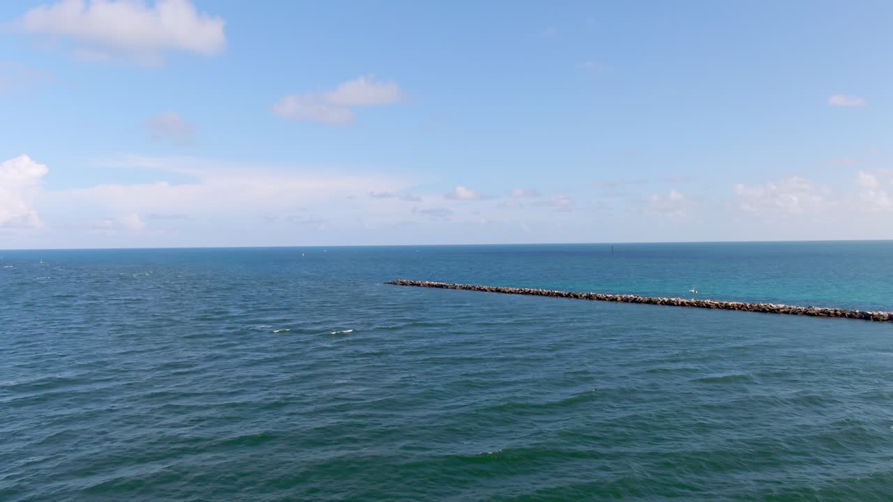 바위 산책로가 있는 고독한 바다를 보여주는 광대한 바다 전망