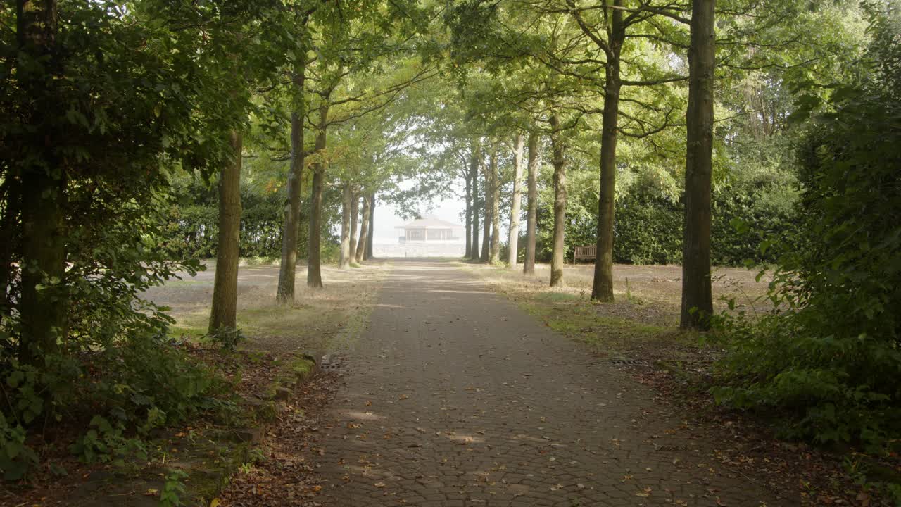 카싱턴 물 저수지 전망 구역으로 가는 벽돌 산책로