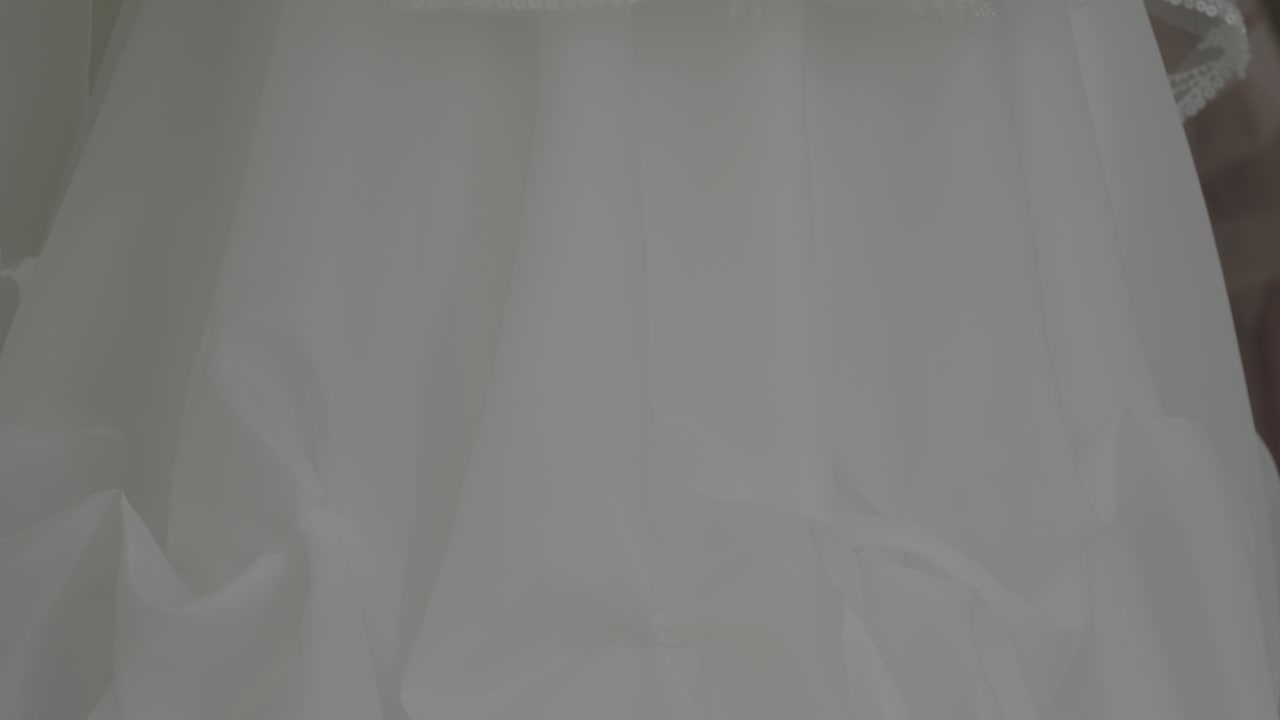 O vestido está impecável e preparado para uso imediato.