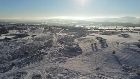 Cubierto-De-Nieve-Rural-Invierno-Campo-Pista-Huella-Sombras-Terreno-Vista-Aérea-Inclinar-Hacia-Abajo