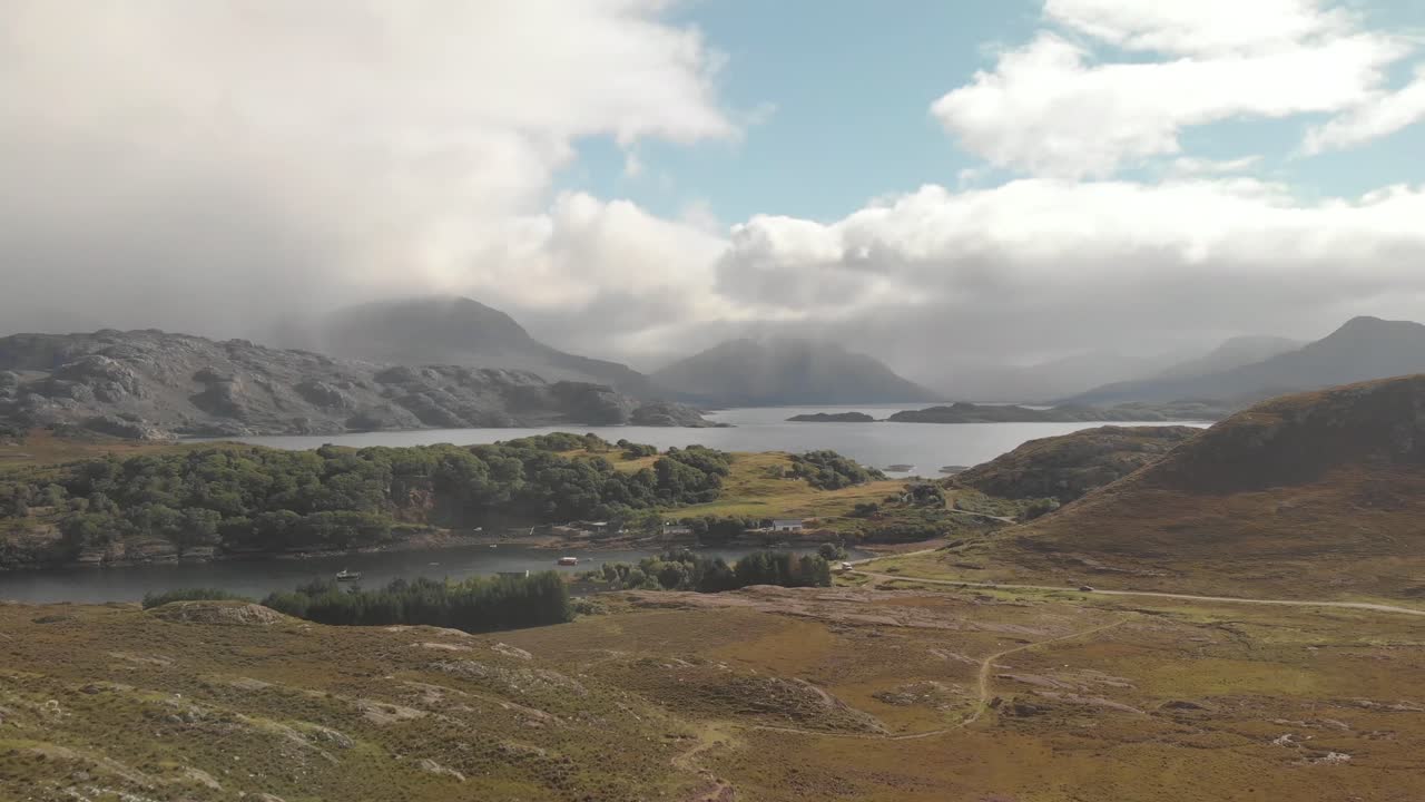 화창한 날 영국의 레이크 베이와 푸른 산이 있는 북쪽 고원의 아름다운 스코틀랜드 풍경의 공중 드론 샷