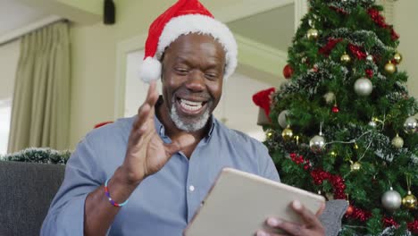 Glücklicher-älterer-Afroamerikanischer-Mann,-Der-Zu-Weihnachten-Ein-Tablet-Benutzt