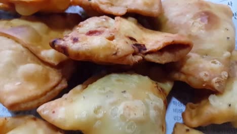 primer plano de deliciosa samosa casera o pasteles comida en fondo blanco