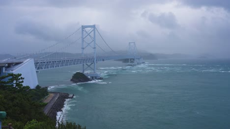 tormenta tropical en japón entre la isla de awaji y tokushima en el gran puente de naruto