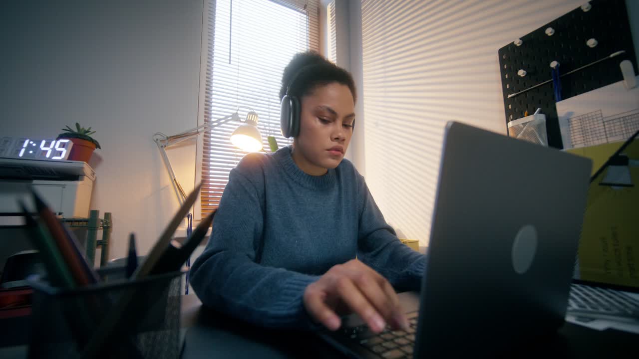 가정 사무실에서 노트북으로 일하는 여성