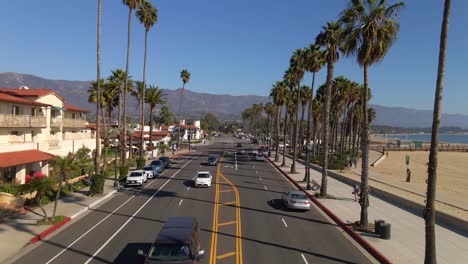 Verkehr-In-Santa-Barbara,-Kalifornien,-Luftaufnahme