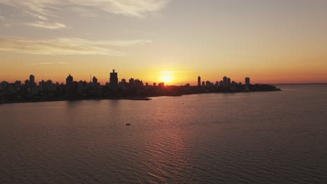 Forward-drone-shot-of-skyline-of-the-city-of-Posadas,-Argentina