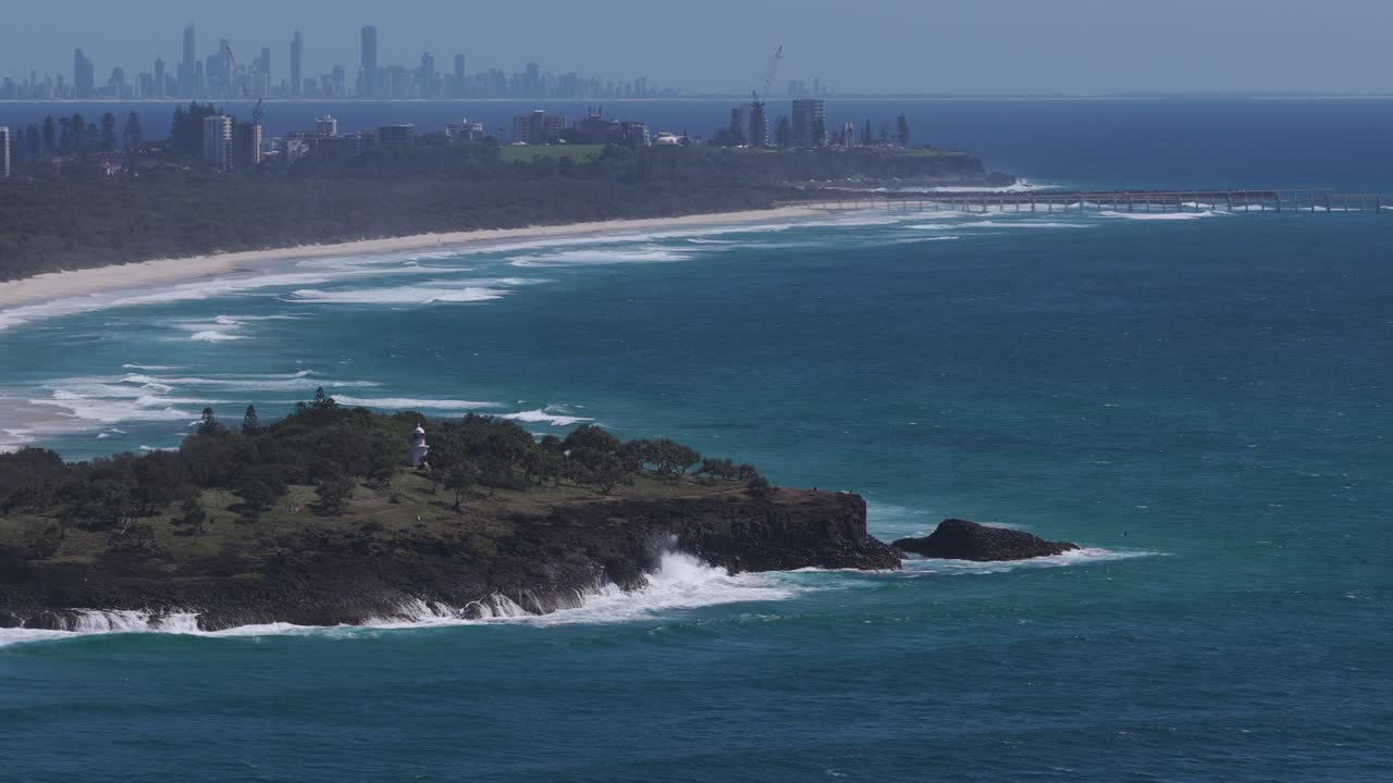 Promontorio di Fingal con faro e spiaggia di Fingal Head nel Nuovo Galles del Sud, Australia - Ripresa con drone.