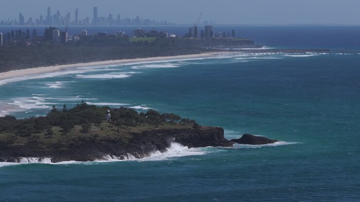 Promontorio di Fingal con faro e spiaggia di Fingal Head nel Nuovo Galles del Sud, Australia - Ripresa con drone.