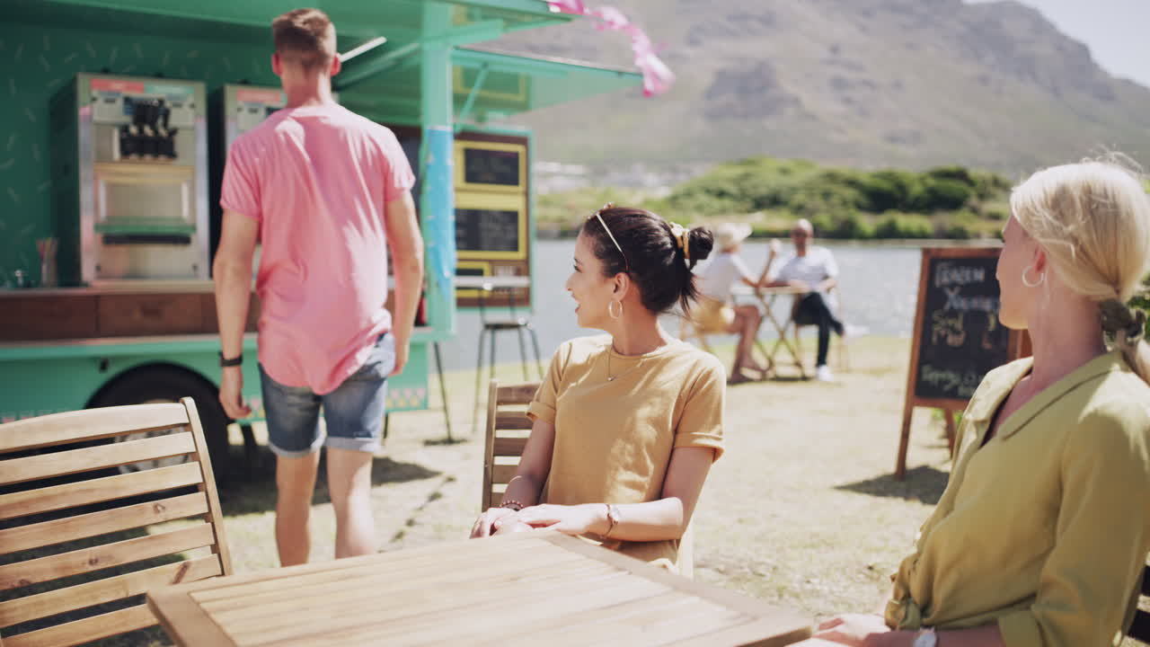 아이스크림을 먹는 친구들의 그룹