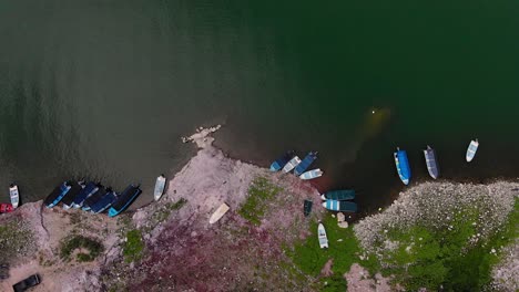 Vista-Aérea-Aérea-De-La-Belleza-Costera-De-México-Con-Barcos-A-Lo-Largo-De-La-Costa.