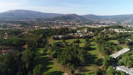 Vista-Aérea-Impresionante-Campo-De-Golf-Verde