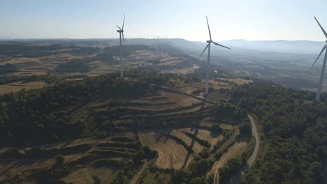 vistas aéreas de un campo de turbinas eólicas
