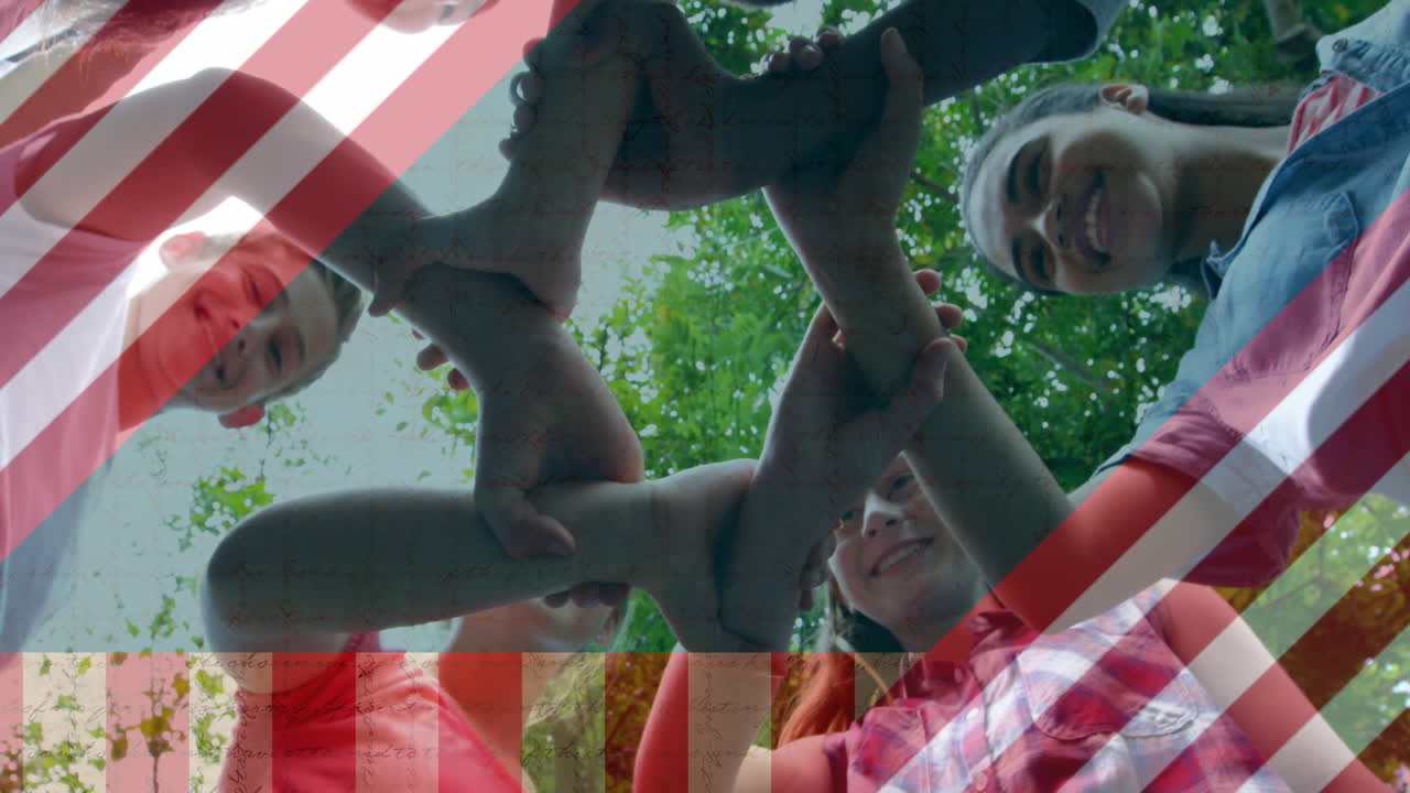행복한 다양한 아이들이 손을 잡고 있는 미국 발의 애니메이션