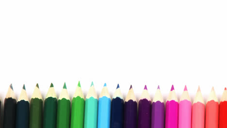 Panorama-of-pencils-in-arrange-in-colour-wheel