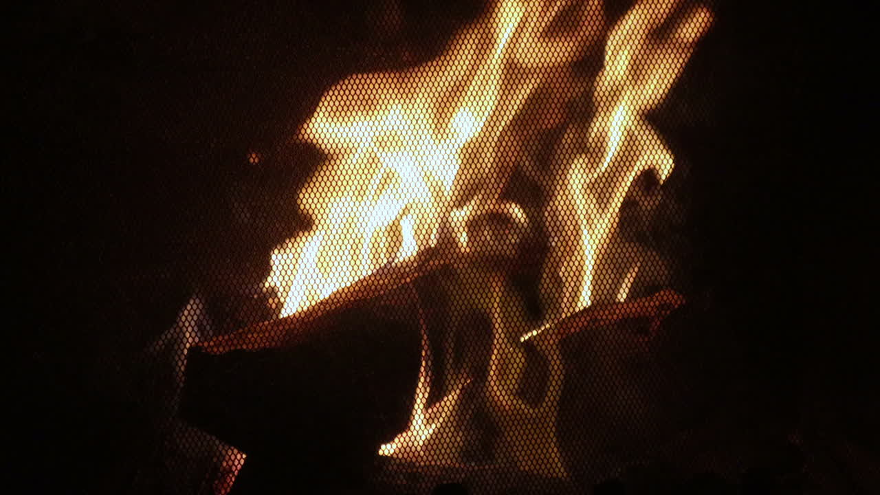 포커를 하는 벽난로에서 타는 불