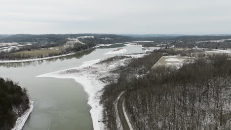 Panorama-Del-Río,-árboles-Sin-Hojas,-Paisaje-Nevado-Durante-El-Invierno-En-Arkansas,-Estados-Unidos