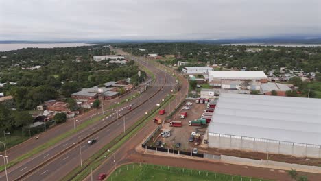 majestuosa vista aérea del paisaje vial en posadas, misiones, argentina, capturada por un avión no tripulado que orbita por encima de los coleccionistas y las carreteras